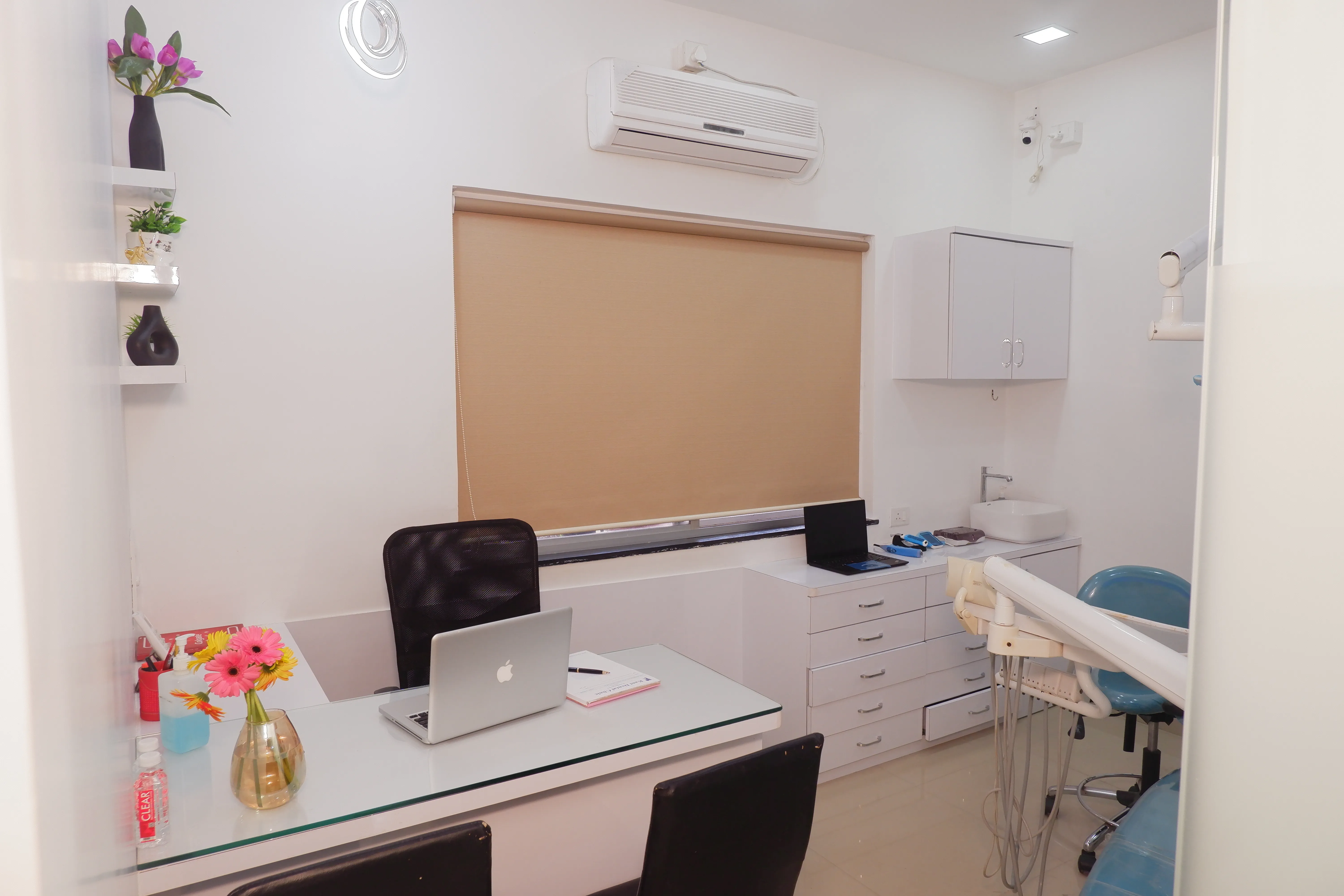 Kant Dental Clinic Consultation Room and Diagnostic Desk