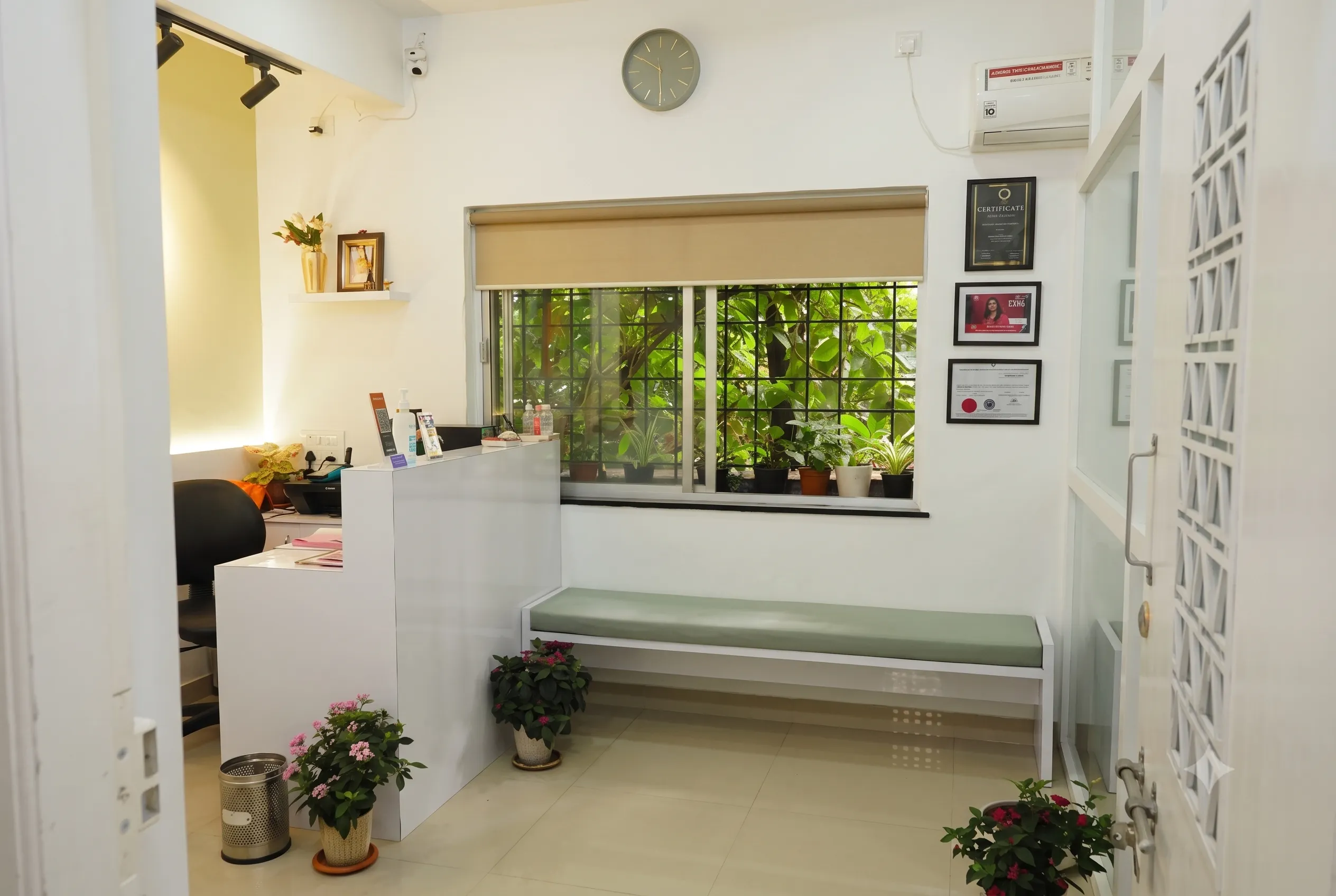 Dr. Sanchita Kant in Consultation with a Satisfied Patient